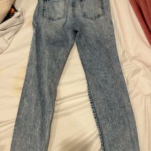 Light washed jeans with ripped diamond cut